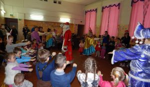 Весёлая игра танец с Дедушкой Морозом, и взрослые и дети с огромным удовольствием играли вместе с героями представления