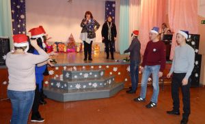 Игра-соревнование, между командами «Снегурочки» и «Деда Сороза» «Наряди ёлочку»
